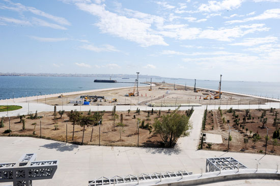 President Ilham Aliyev examines construction progress in 2-4 km section of Baku-Alat highway (PHOTO)